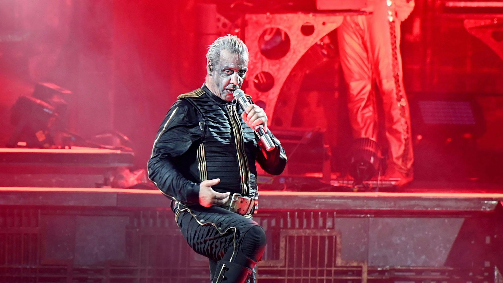 Rammstein Frontsänger Till Lindemann auf der Bühne. Er sieht sich seit Tagen schweren Vorwürfen ausgesetzt. (Archivbild)