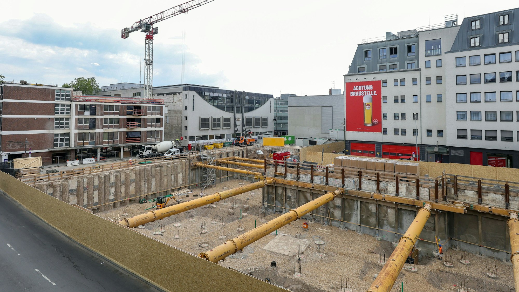 Ein Blick auf die Parzelle 5 des Laurenz Carré (Mitte hinten), auf der eigentlich Wohnungen gebaut werden sollen.



