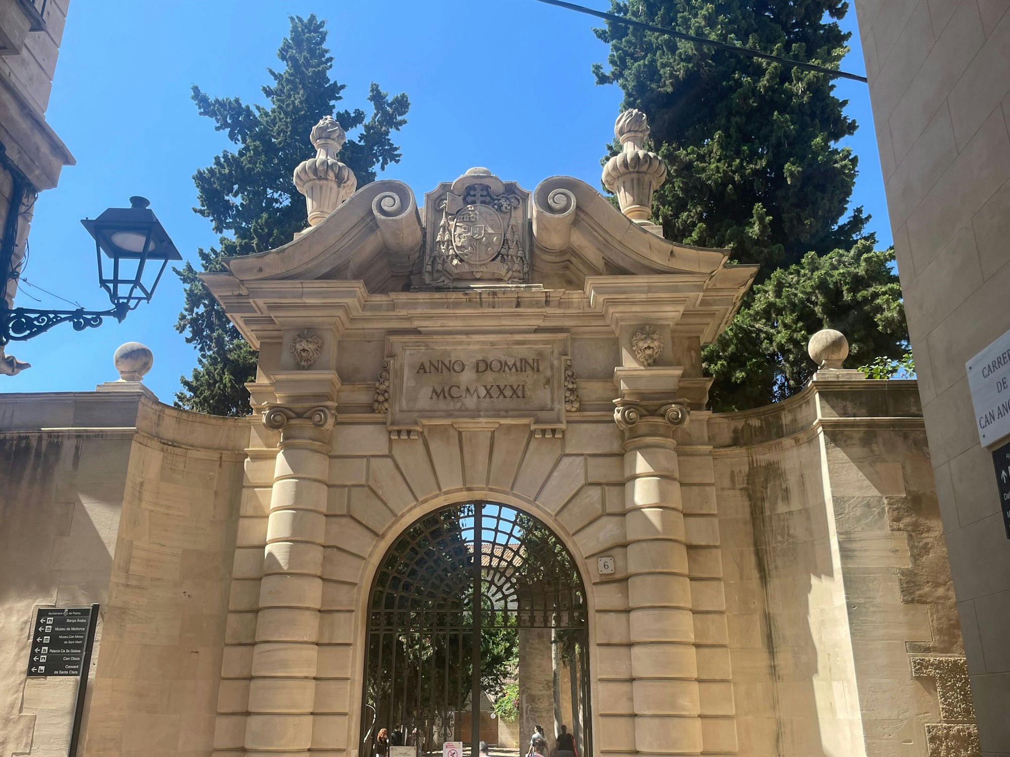 Das Eingangstor zum„Jardí des Bisbe“ in der Altstadt von Palma de Mallorca,aufgenommen am 6. Juni 2023.