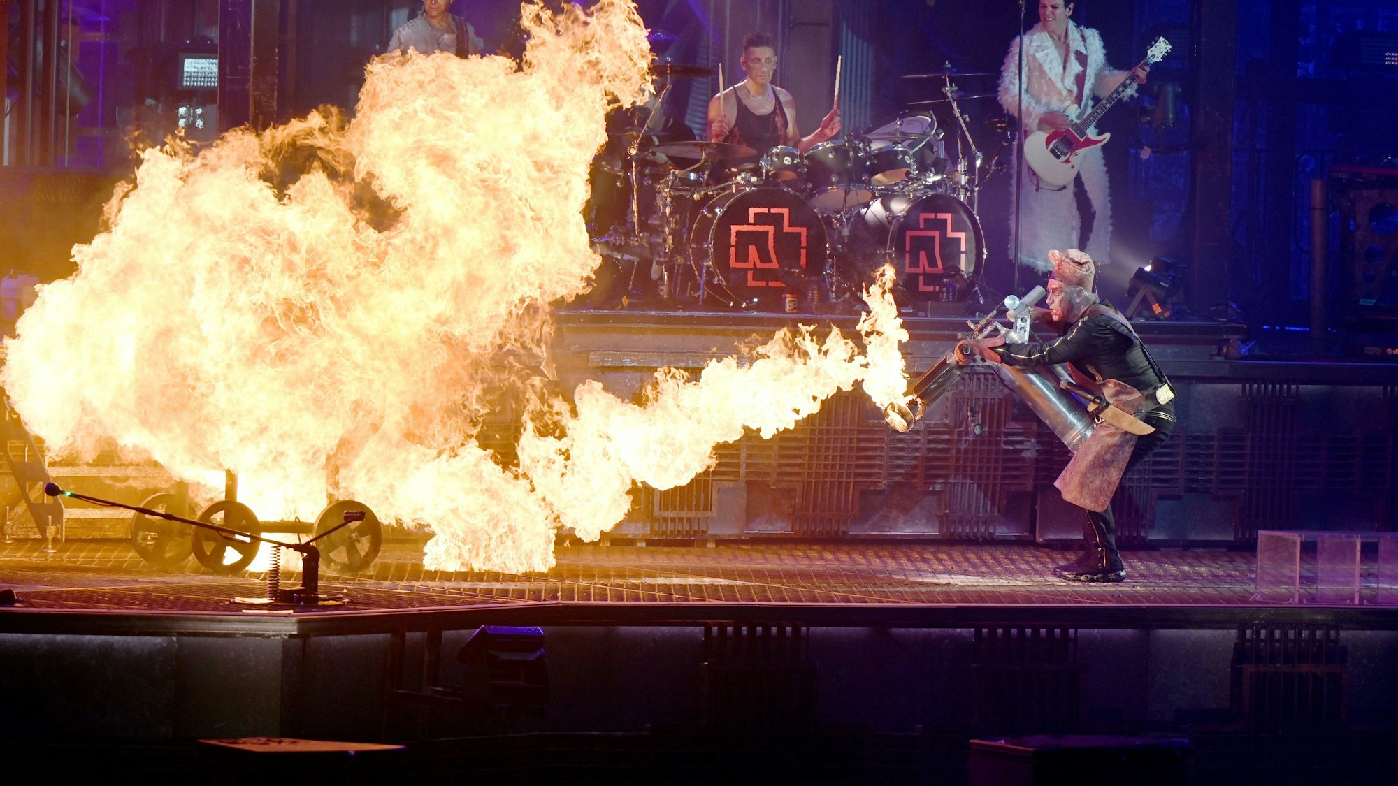 Rammstein-Frontsänger Till Lindemann (r) feuert bei einem Konzert auf der Bühne mit einem Flammenwerfer auf Band-Mitglied Christian Lorenz (l, im Feuer) während des Titels „Mein Teil“.