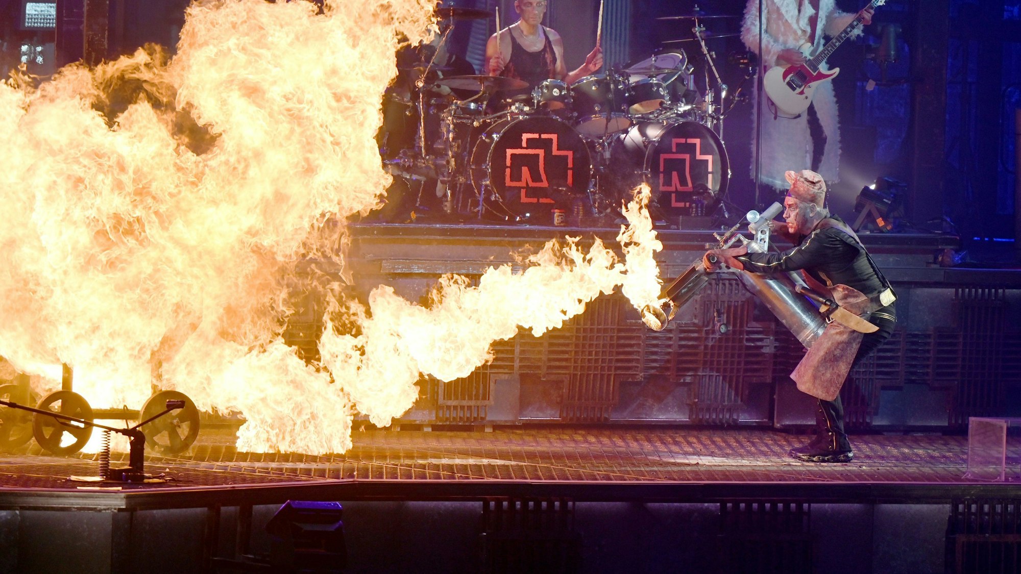 Rammstein Frontsänger Till Lindemann (r) feuert  auf der Bühne mit einem Flammenwerfer auf Band-Mitglied Christian Lorenz (l, im Feuer) während des Titels «Mein Teil». Rammstein sind auf Deutschland-Tournee mit ihrem neuen Album «Zeit». Foto: Malte Krudewig/dpa +++ dpa-Bildfunk +++