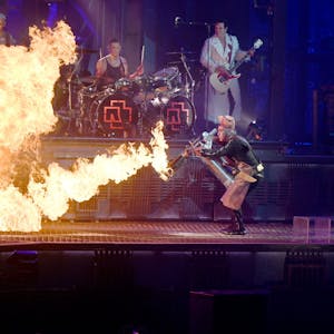 Rammstein-Frontsänger Till Lindemann (r) feuert bei einem Konzert auf der Bühne mit einem Flammenwerfer auf Band-Mitglied Christian Lorenz (l, im Feuer) während des Titels „Mein Teil“.