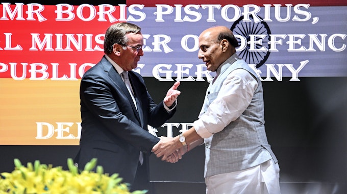 6. Juni 2023, Indien, Neu-Delhi: Boris Pistorius (l., SPD), Bundesminister der Verteidigung, wird von seinem indischen Amtskollegen Rajnath Singh, empfangen.