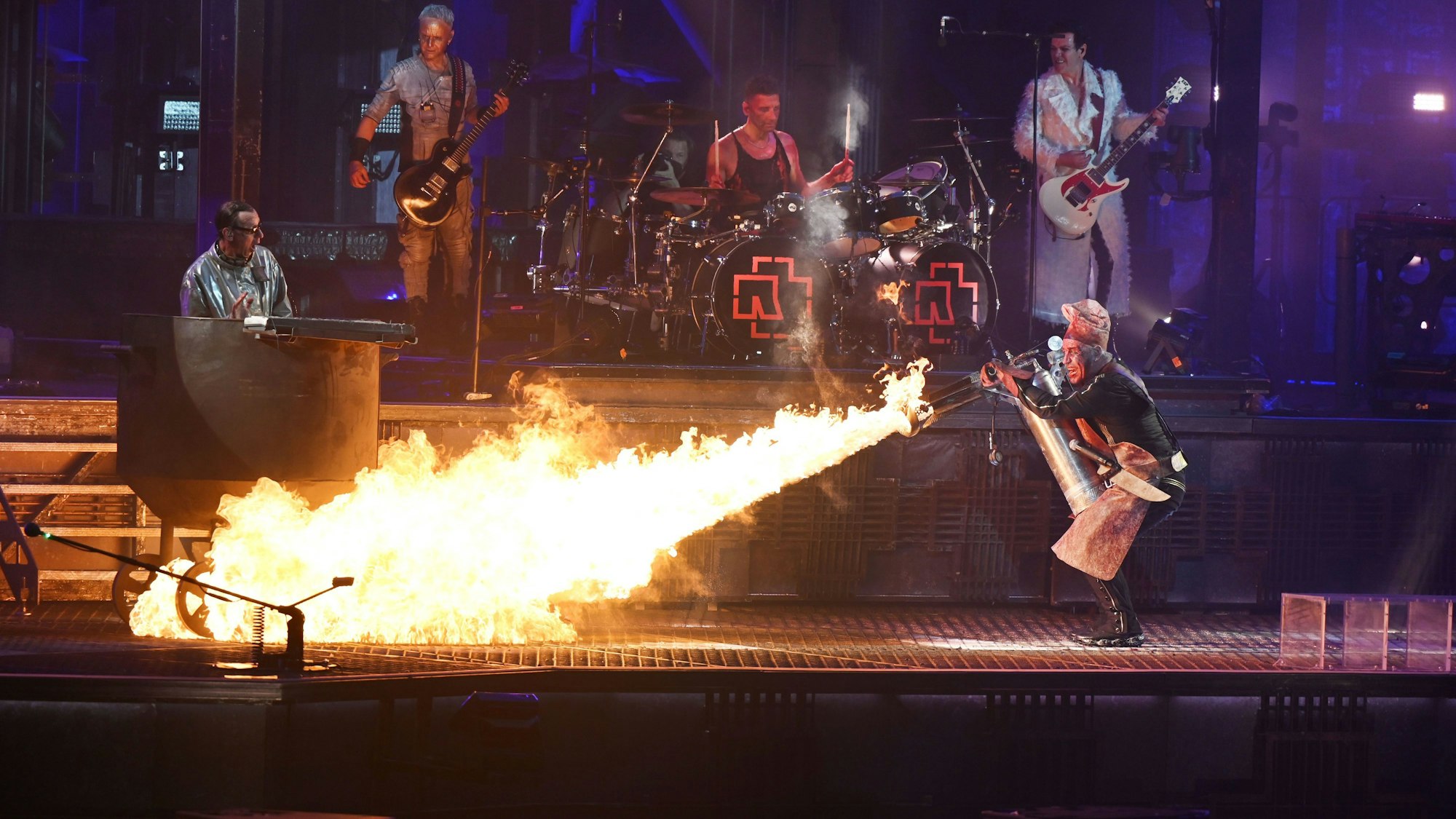 Rammstein Frontsänger Till Lindemann (r) feuert  auf der Bühne mit einem Flammenwerfer auf Band-Mitglied Christian Lorenz.