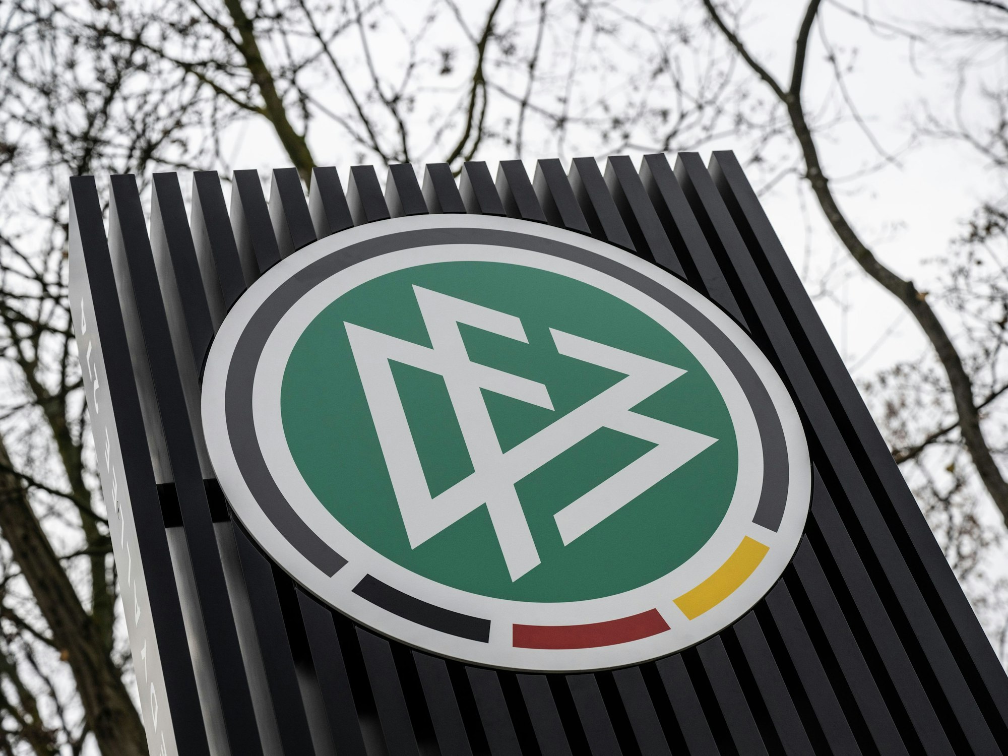 Das DFB-Logo an einer Zufahrt zum DFB-Campus in Frankfurt.