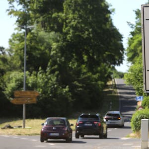 Drei Autos fahren in Rhöndorf die Auffahrt zur Bundesstraße 42 hinauf. Davor weist ein Schild auf die Sperrung vom 8, bis 12. Juni hin.
