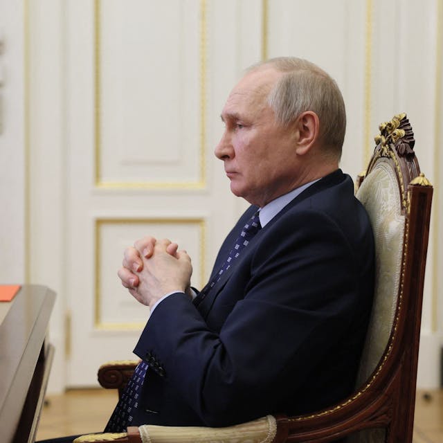 Wladimir Putin an einem Schreibtisch in Moskau, in einer von der staatlichen russischen Nachrichtenagentur Tass am 2. Juni verbreiteten Aufnahme. (Photo by Gavriil GRIGOROV / SPUTNIK / AFP)