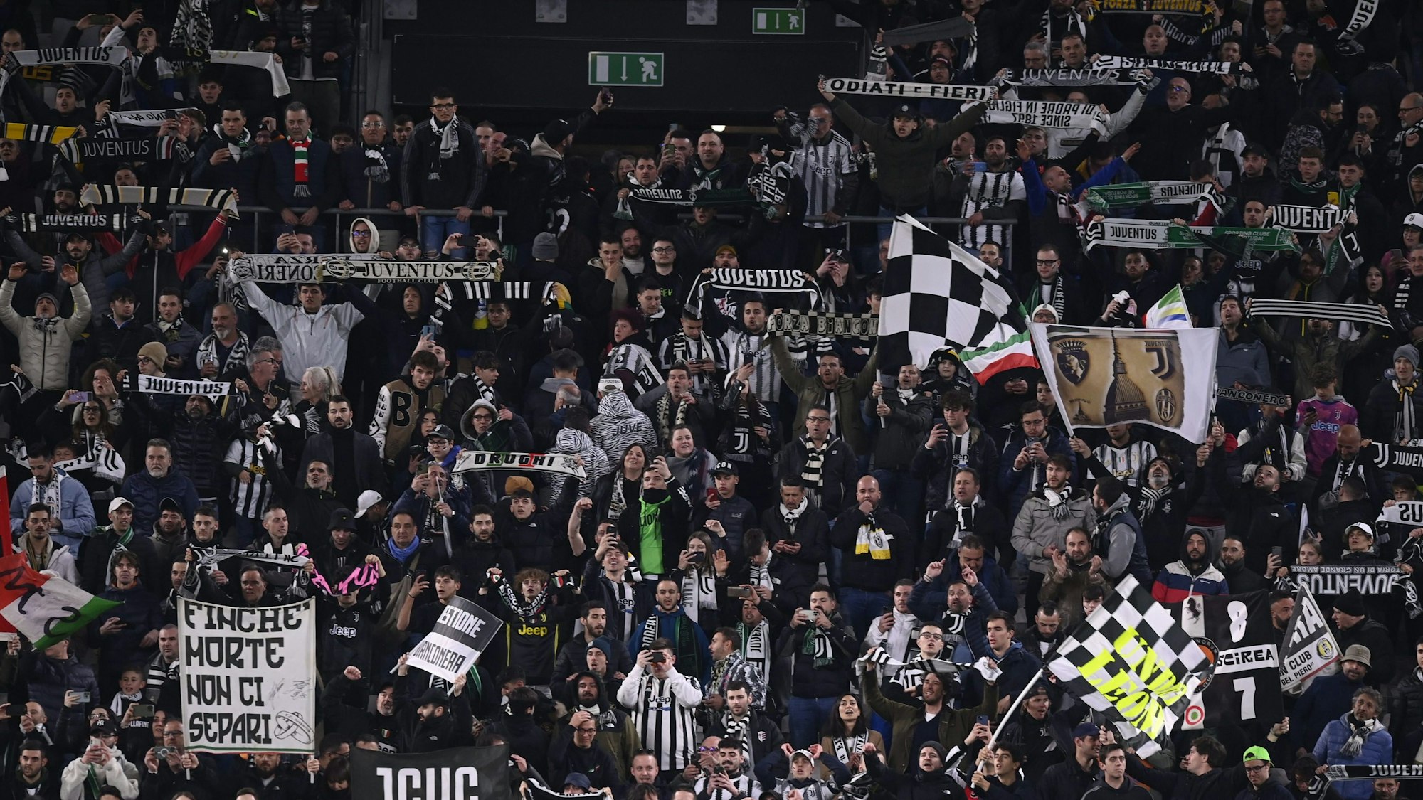 Fans von Juventus halten Flaggen und Schals.