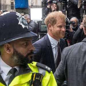 Prinz Harry (M), Herzog von Sussex, trifft vor dem High Court in London ein.&nbsp;