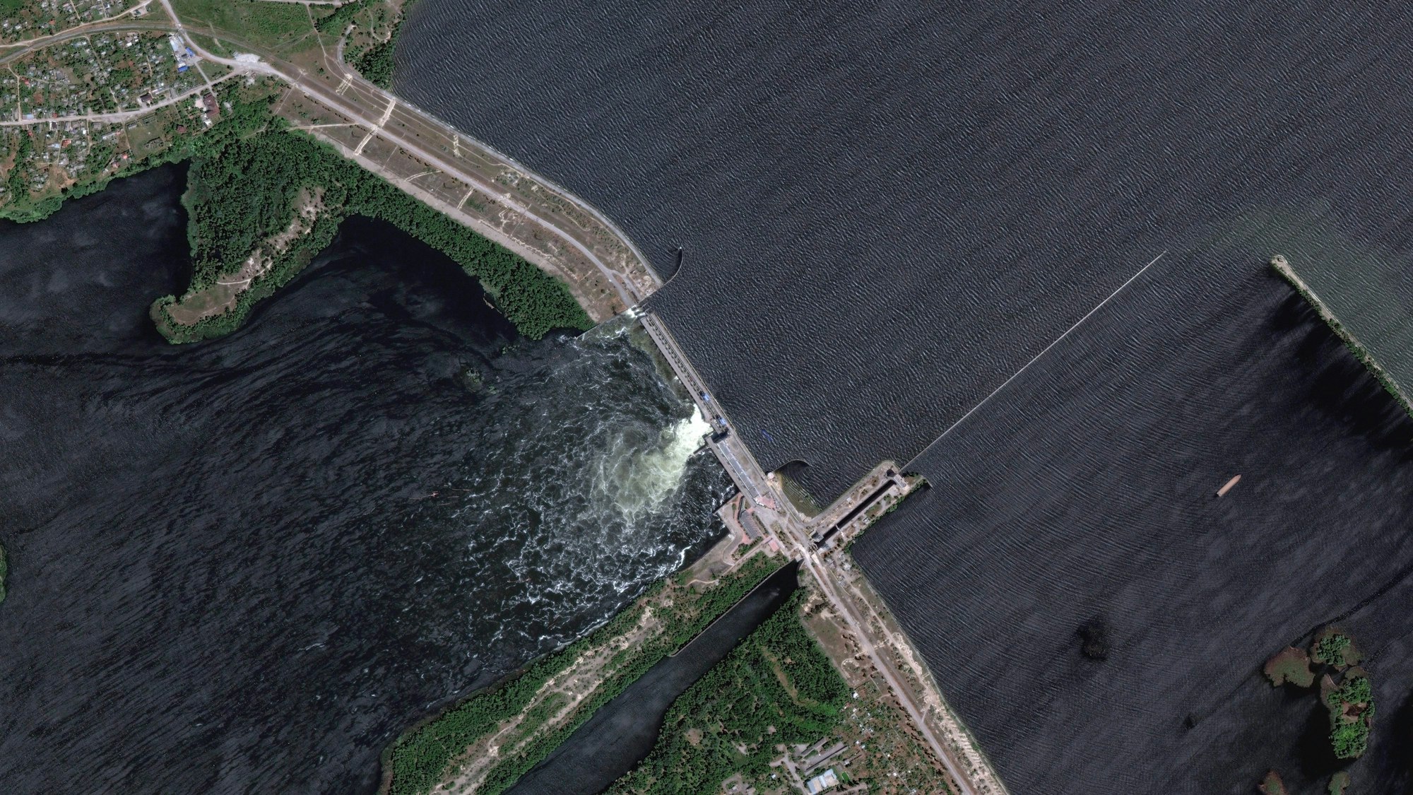 HANDOUT - 05.06.2023, Ukraine, ---: Dieses von Maxar Technologies über AP zur Verfügung gestellte Satellitenbild zeigt den Kachowka-Staudamm. Im von Russland besetzten Teil der südukrainischen Region Cherson ist nach Angaben der Kriegsparteien ein wichtiger Staudamm nahe der Front schwer beschädigt worden.