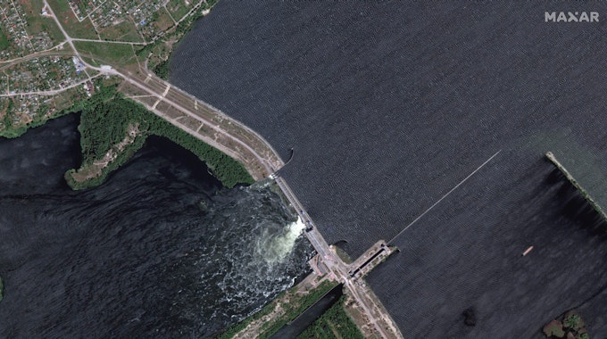 HANDOUT - 05.06.2023, Ukraine, ---: Dieses von Maxar Technologies über AP zur Verfügung gestellte Satellitenbild zeigt den Kachowka-Staudamm. Im von Russland besetzten Teil der südukrainischen Region Cherson ist nach Angaben der Kriegsparteien ein wichtiger Staudamm nahe der Front schwer beschädigt worden.&nbsp;