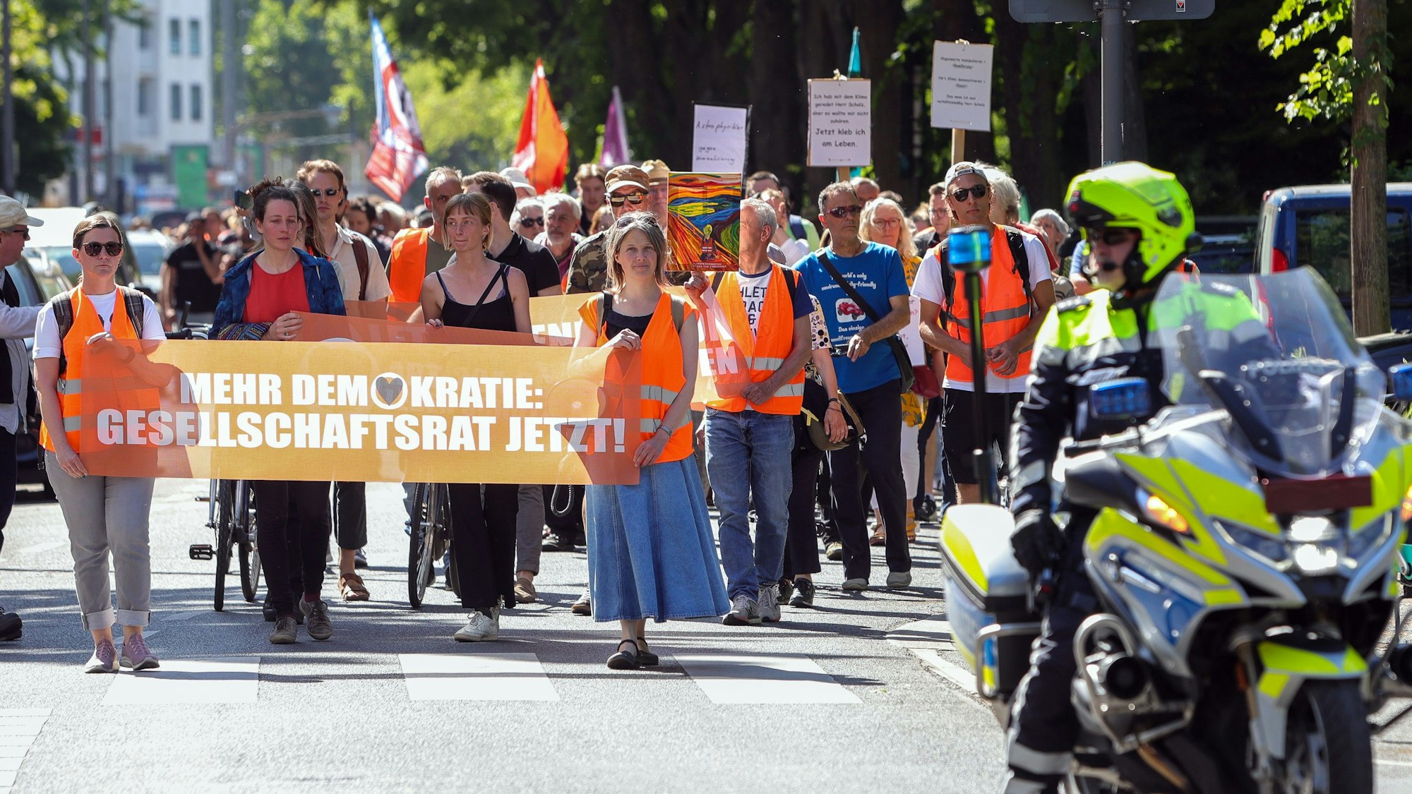 Aktivisten der Letzten Generation bei einem Protestmarsch in Köln.