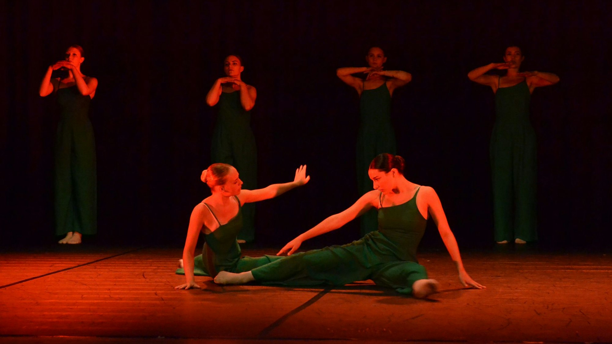 Tänzerinnen der Tanzschule CO-LEG aus Euskirchen bei einer Aufführung von Vivaldis "Die vier Jahreszeiten".