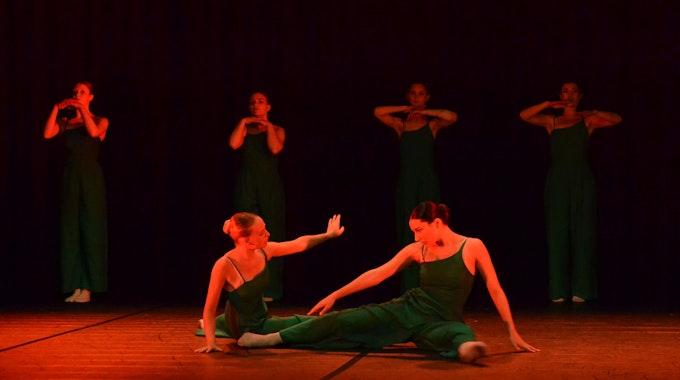 Tänzerinnen der Tanzschule CO-LEG aus Euskirchen bei einer Aufführung von Vivaldis "Die vier Jahreszeiten".