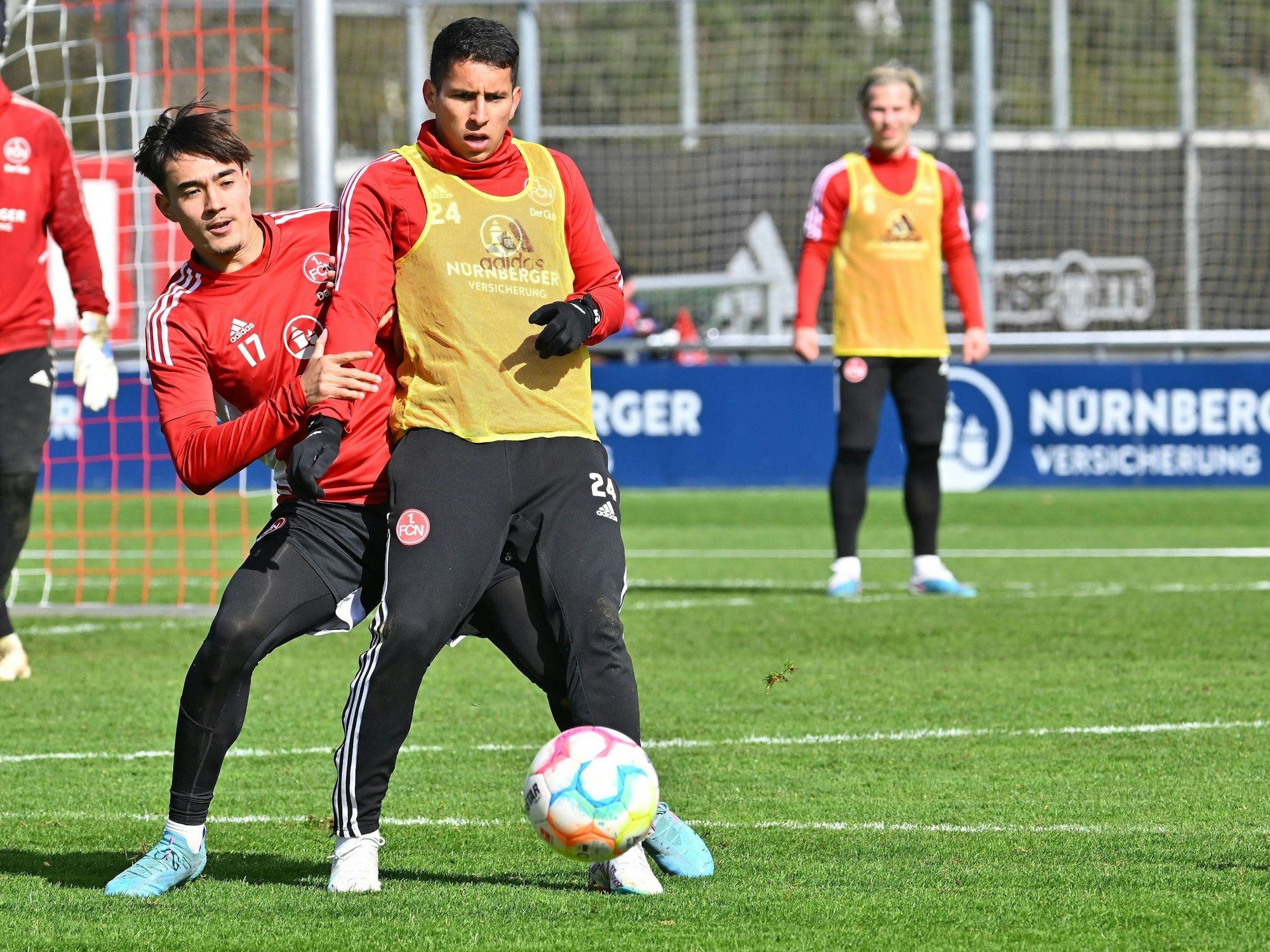 Gustavo Puerta im Training des 1. FC Nürnberg gegen Jens Castrop