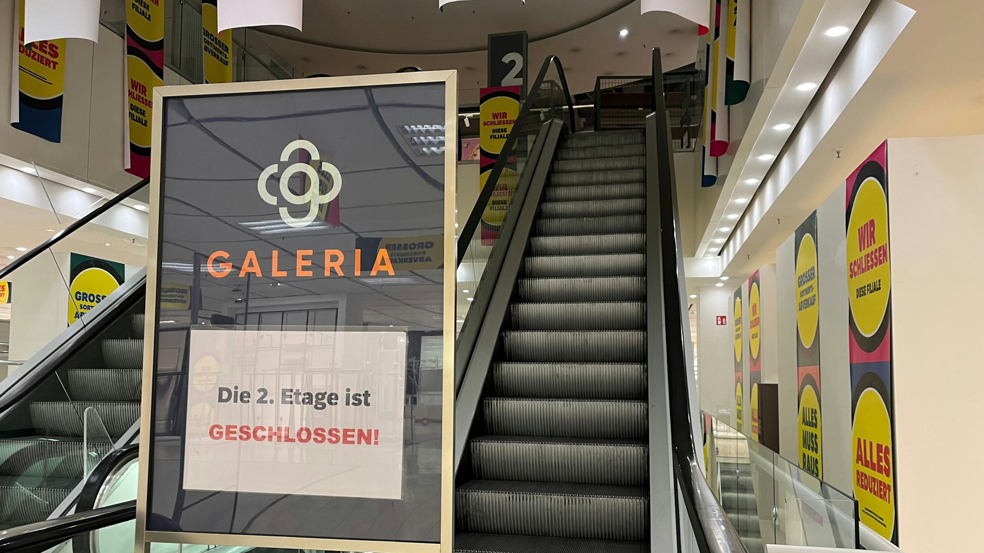 Schild "Die 2. Etage ist geschlossen" vor einer Rolltreppe
