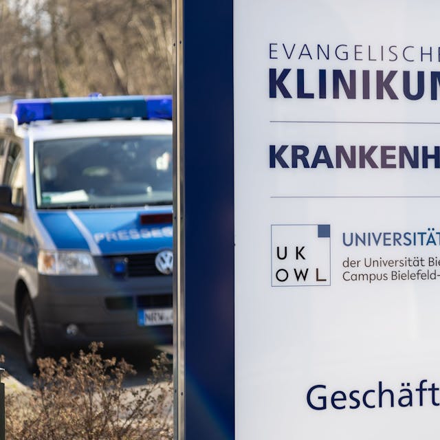 Ein Fahrzeug der Polizei steht an einem Gebäude der Geschäftsführung vom Evangelischen Klinikum Bethel.&nbsp;