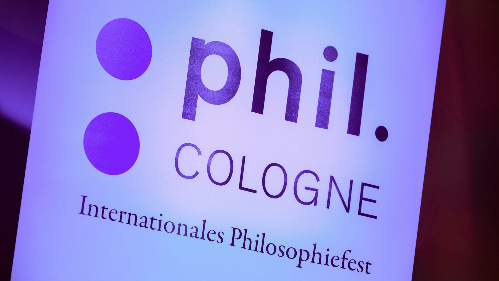 Das Logo der Phil.Cologne steht bei der Eröffnung der Phil.Cologne in der Flora.