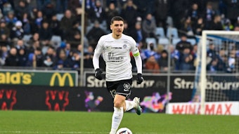 Joris Chotard, hier am 5. Februar 2023 bei einem Spiel Ligue-1-Spiel zwischen dem HSC Montpellier und Straßburg, beim Führen des Balls.