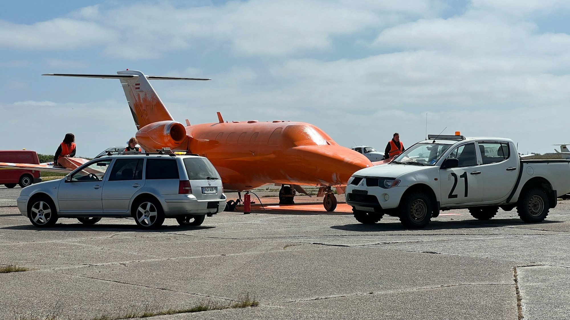 Ein von Klimaschutz-Aktivisten der Letzten Generation mit oranger Farbe besprühter Jet steht auf einem Rollfeld auf Sylt.