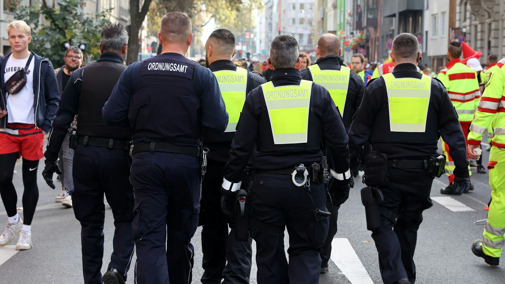 Das Bild zeigt Mitarbeiter des Ordnungsamtes auf der Zülpicher Straße.