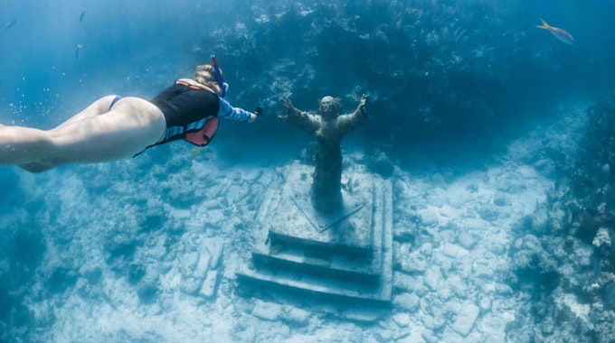 Taucherin bei versunkener Jesus-Statue in Florida.