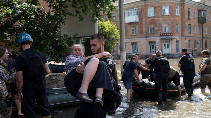 In Cherson (Ukraine) werden Menschen nach einer Überflutung gerettet.