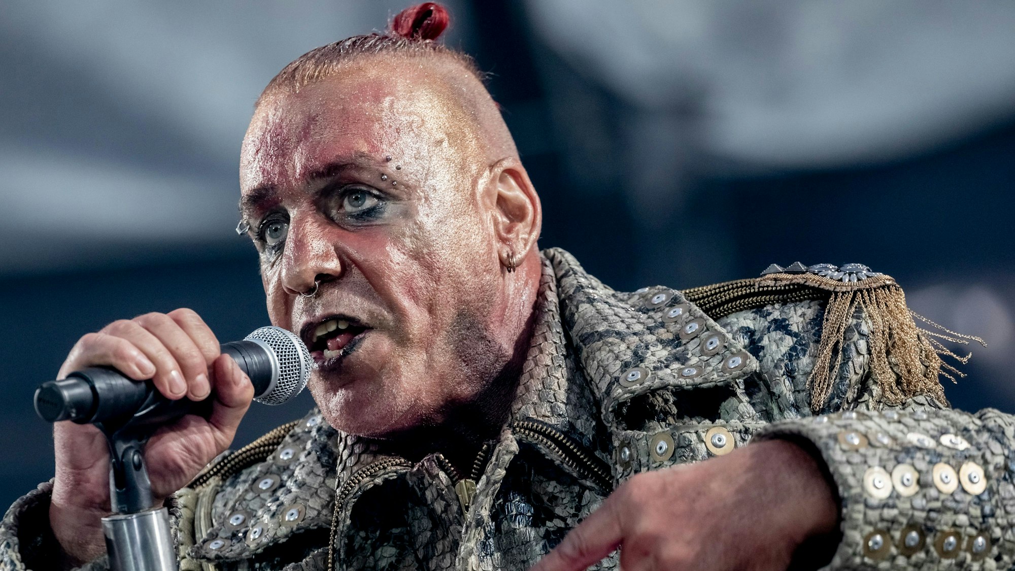 Till Lindemann, Frontsänger von Rammstein, tritt beim Konzert der Band Rammstein im Olympiastadion auf.