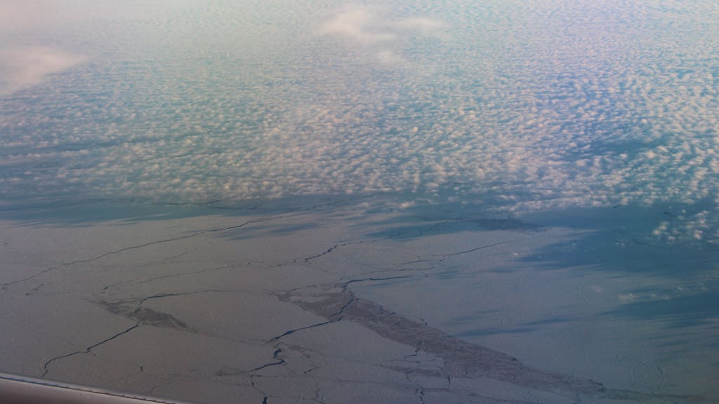 Auf dem Foto sieht man Risse im arktischen Meereis.