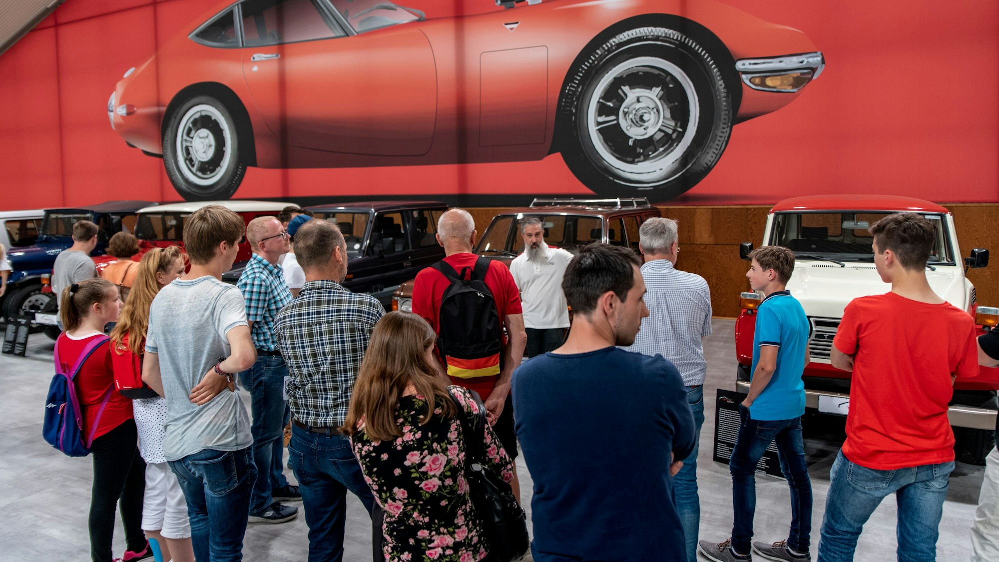 Das Foto zeigt Besucher im Toyota-Werk bei einer früheren Veranstaltung.