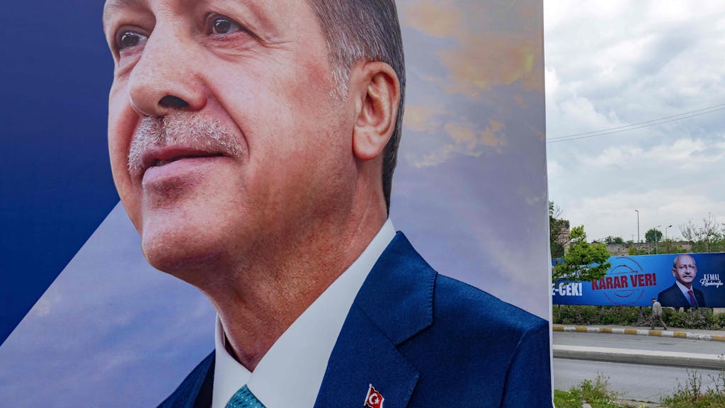 Das Foto zeigt ein Wahlkampfposter mit dem Gesicht von Erdogan in Istanbul.&nbsp;