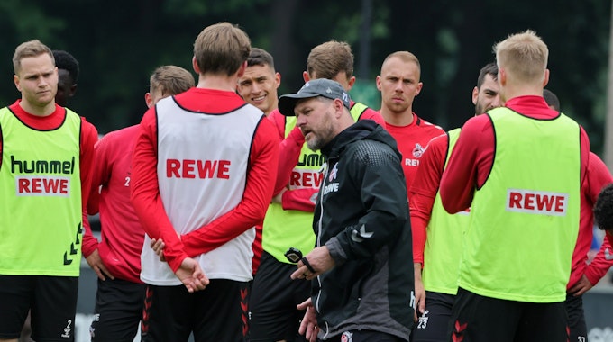 Steffen Baumgart spricht im Training zu seiner Mannschaft.