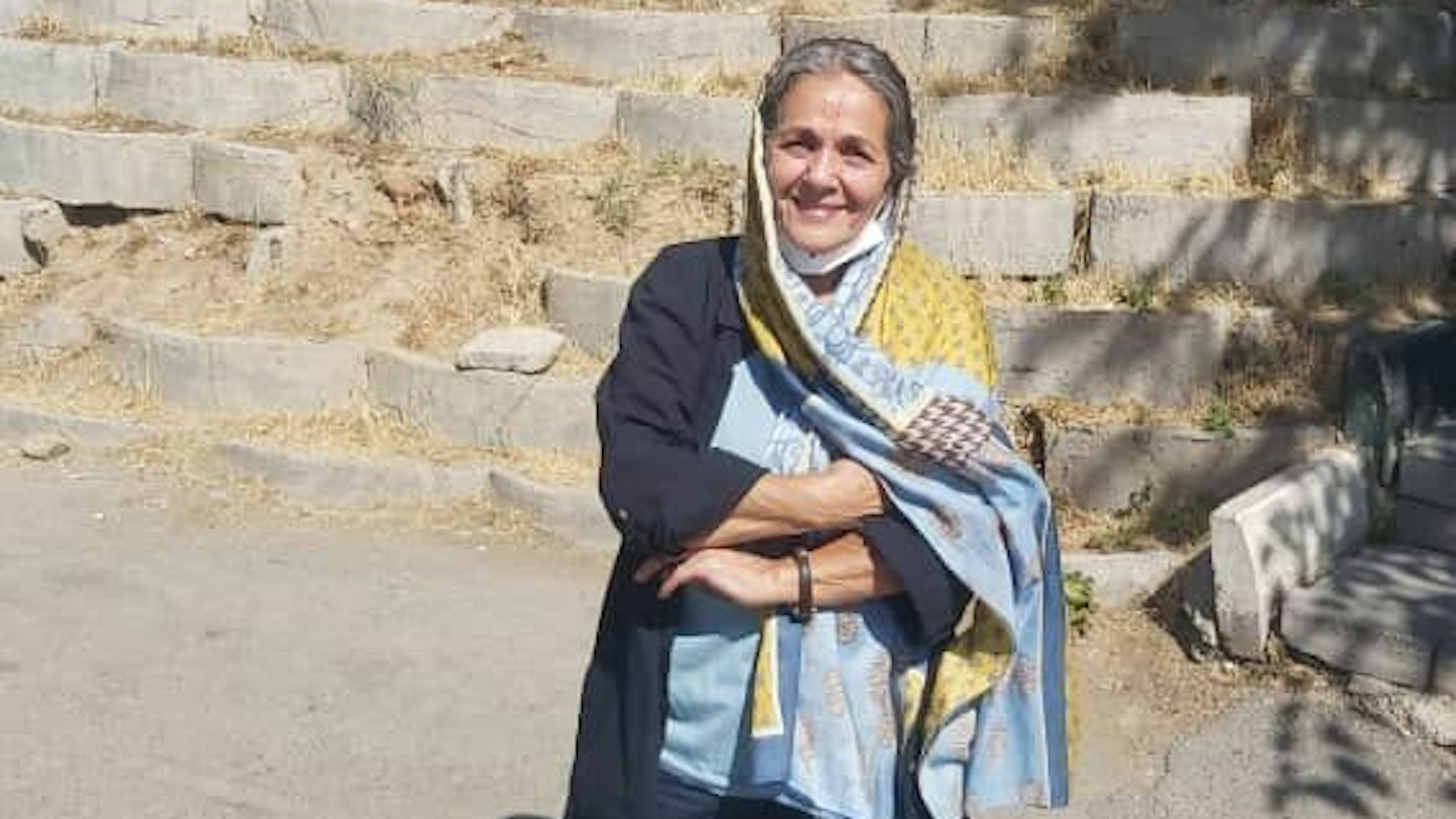 Nahid Taghavi steht nach ihrer temporären Haftentlassung im Sommer 2022 vor dem Evin-Gefängnis in Teheran