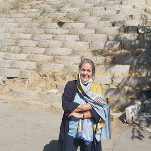 Nahid Taghavi steht nach ihrer temporären Haftentlassung im Sommer 2022 vor dem Evin-Gefängnis in Teheran