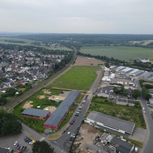 Das Luftbild zeigt das Areal neben der Kita Bertha-Benz-Straße, auf dem in Weilerswist das Verteilzentrum der Post entstehen soll.
