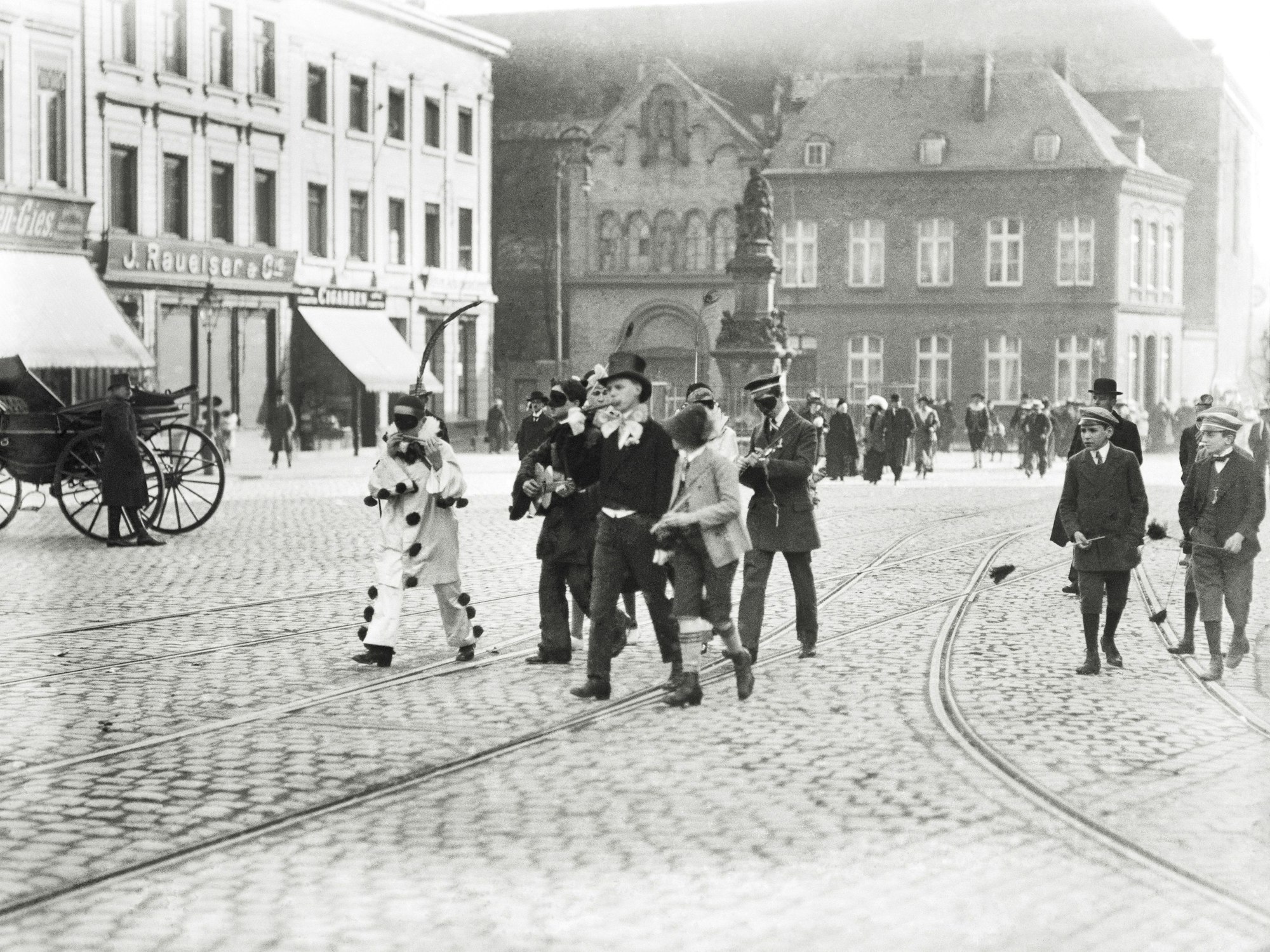 Jugendliche im Straßenkarneval auf dem Waidmarkt (August Kreyenkamp, 1914)