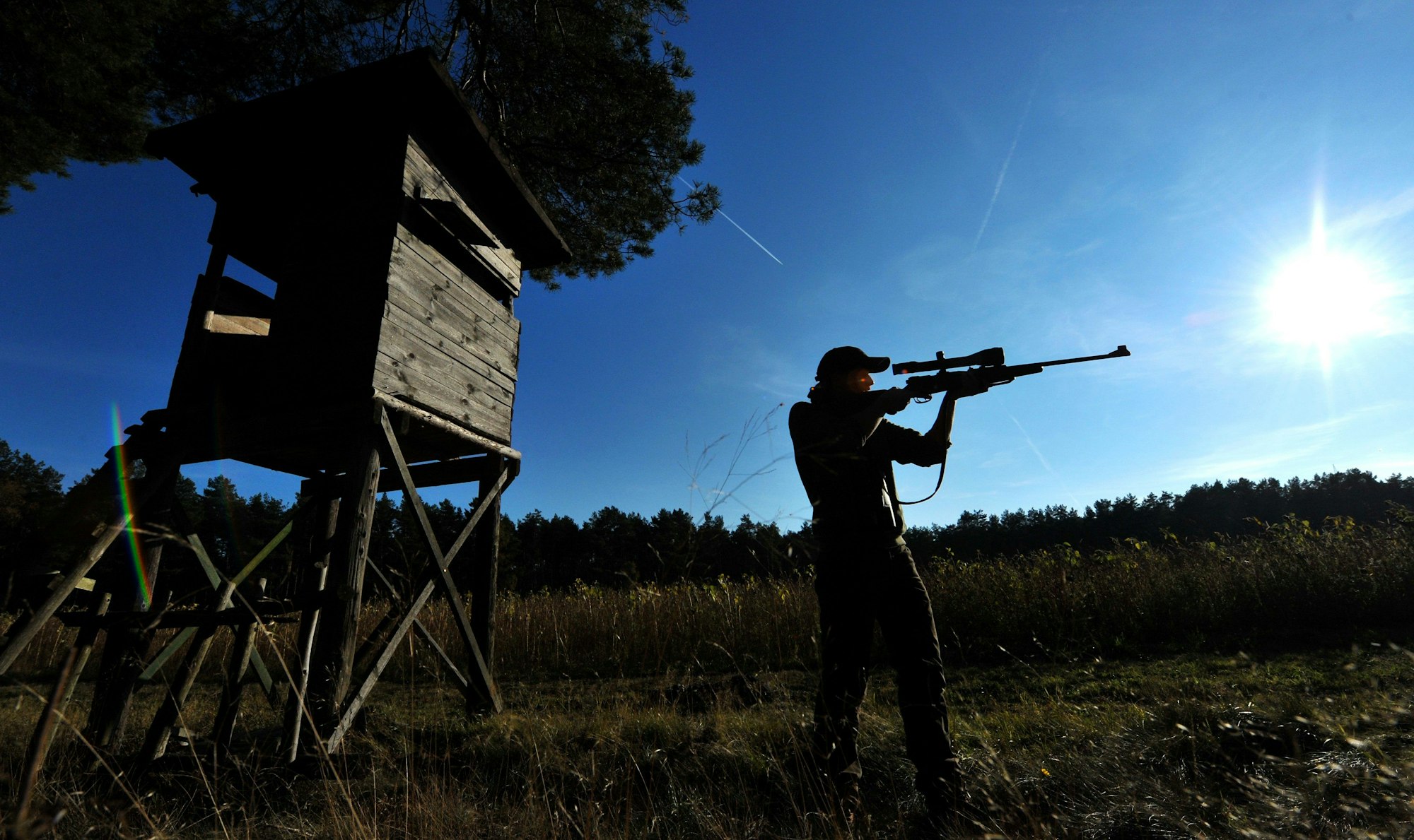Eine Jägerin zielt mit ihrem Gewehr in einem Waldstück bei Lüneburg.