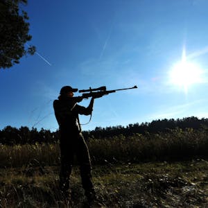 Eine Jägerin zielt mit ihrem Gewehr in einem Waldstück bei Lüneburg.&nbsp;