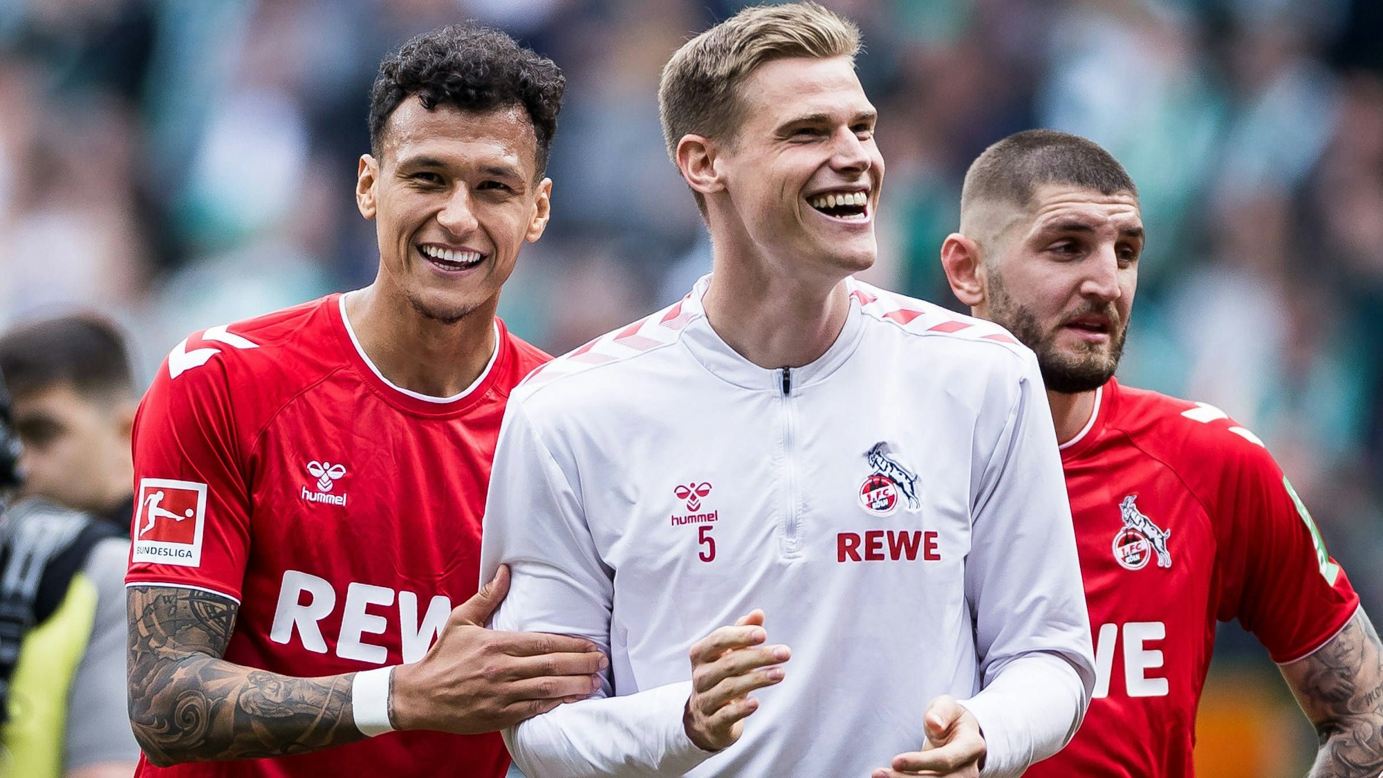 Die Kölner Mittelstürmer Davie Selke (links) und Steffen Tigges blicken auf eine Saison mit Höhen und Tiefen zurück. Im Bild lachen sie nach dem 1:1 bei Werder Bremen im vorletzten Saisonspiel.