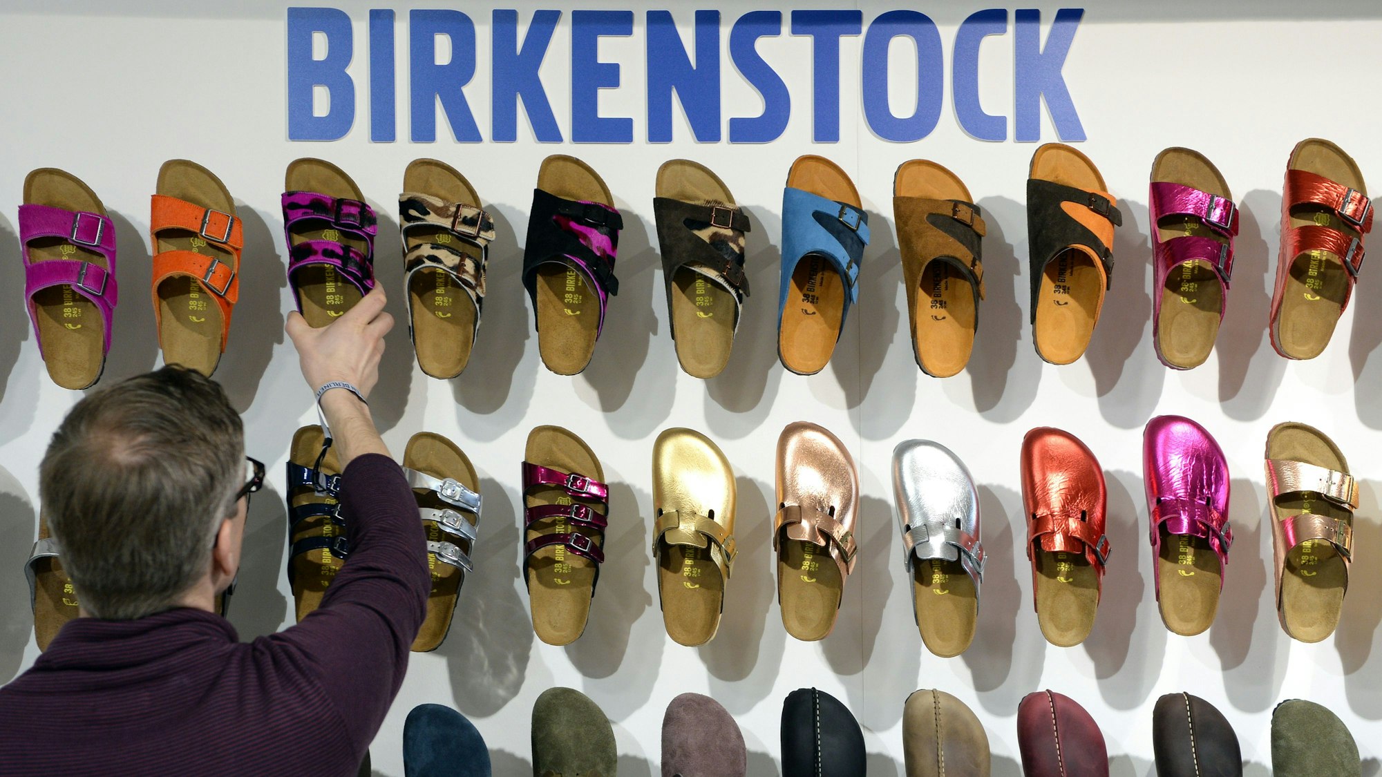 Ein Mitarbeiter sortiert Schuhe des deutschen Herstellers "Birkenstock"
