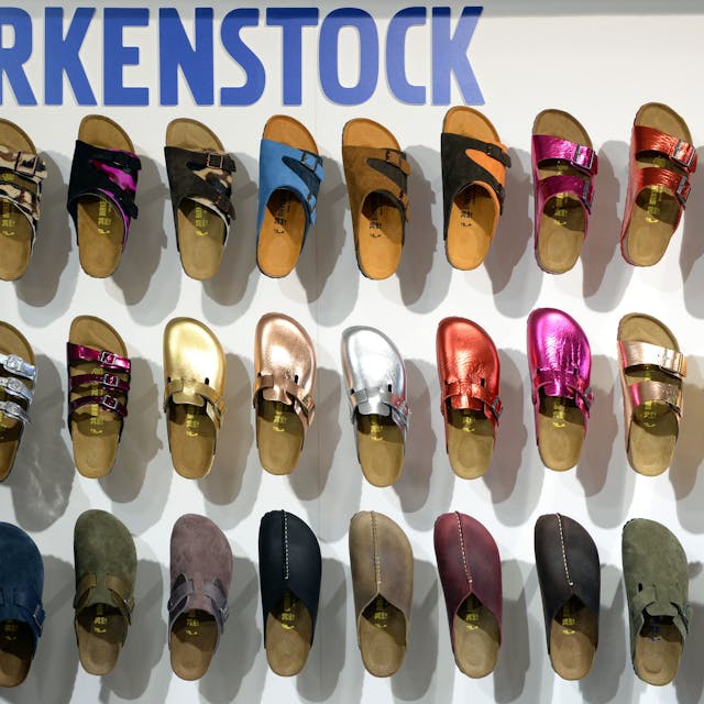 Ein Mitarbeiter sortiert Schuhe des deutschen Herstellers "Birkenstock"