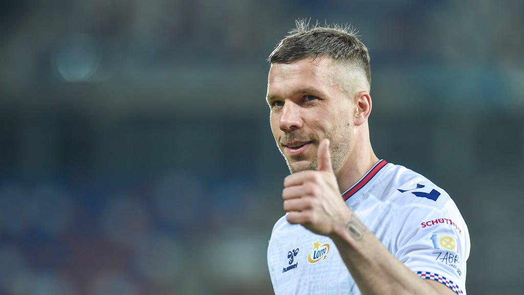 Lukas Podolski reckt in einem Spiel den Daumen nach oben.