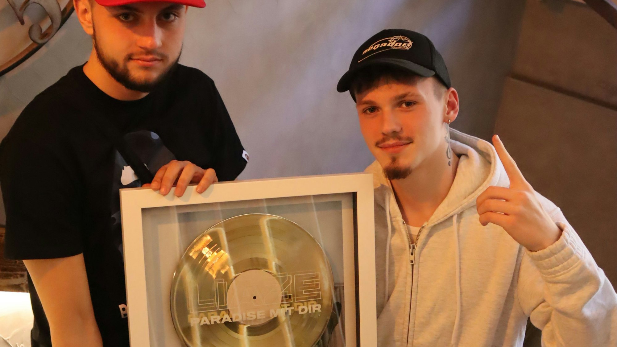 Stolz zeigen Liaze und MTJ ihre Goldene Schallplatte für „Paradise (mit dir)“