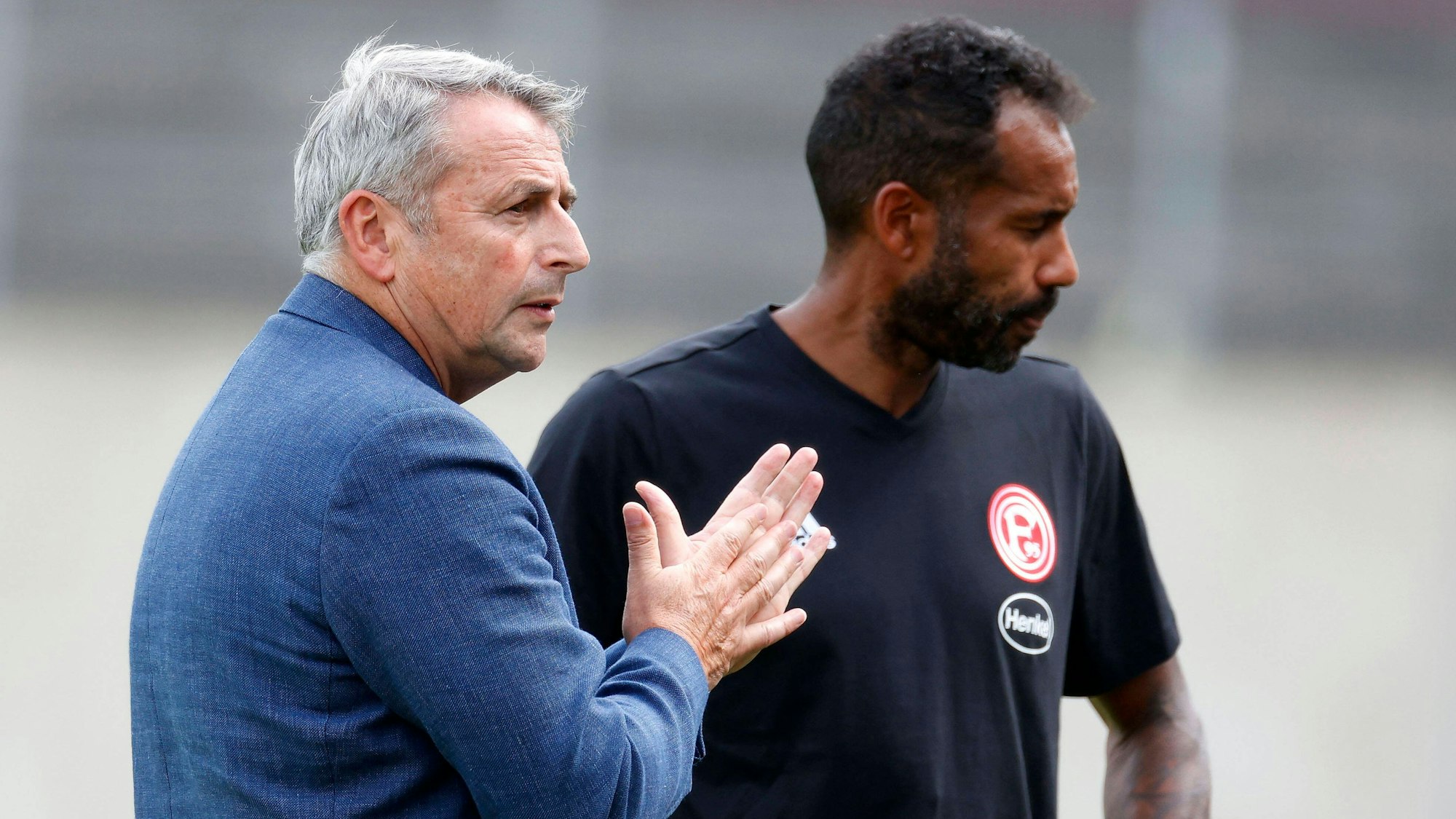 Sport-Vorstand Klaus Allofs und Cheftrainer Daniel Thioune stehen beim Testspiel Fortuna Düsseldorfs gegen Twente Enschede an der Seitenlinie.
