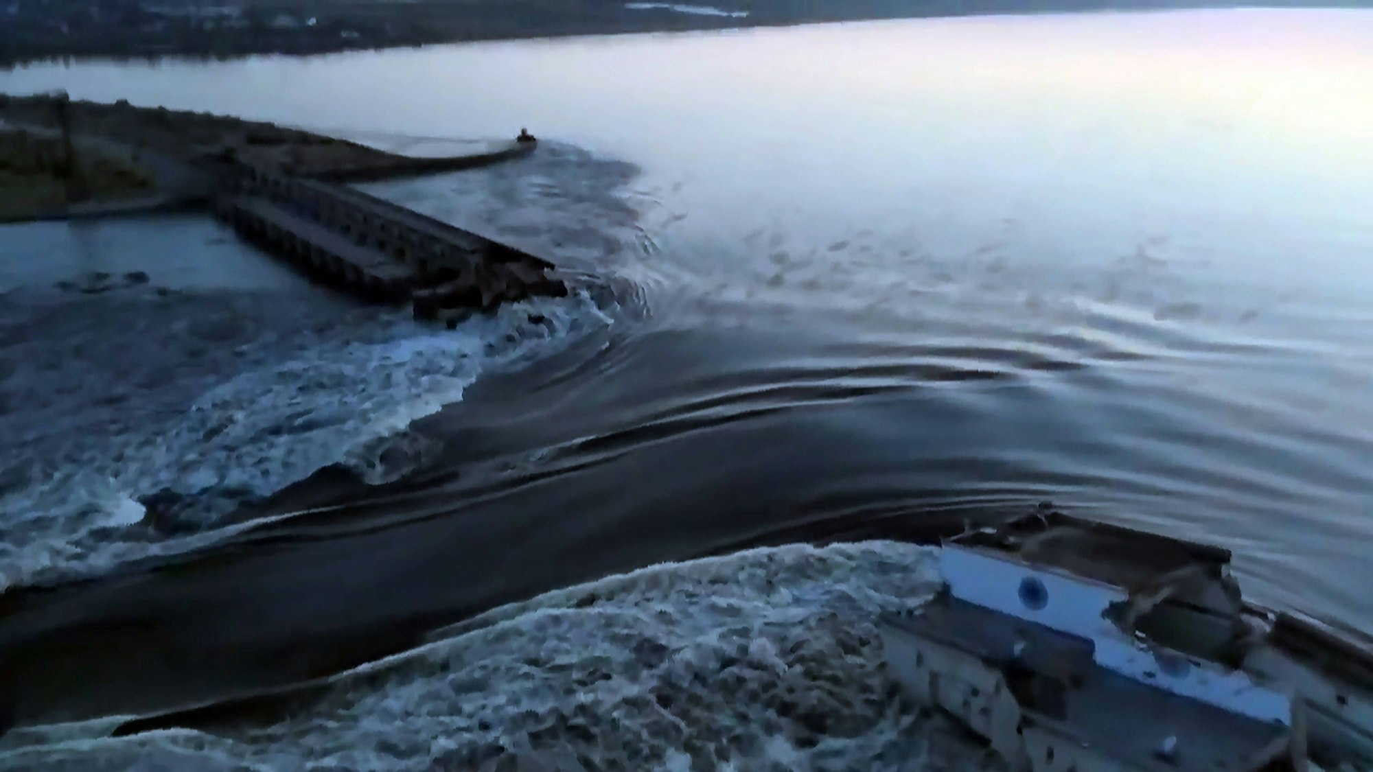 Enorme Wassermassen drängen durch die zerstörte Staumauer des Kachowka-Wasserkraftwerks nahe der ukrainischen Großstadt Cherson.
