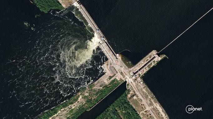 Dieses von Planet Labs PBC am 4. Juni 2023 aufgenommene Satellitenbild zeigt den Kachowka-Staudamm im Süden der Ukraine nach seiner teilweisen Zerstörung.