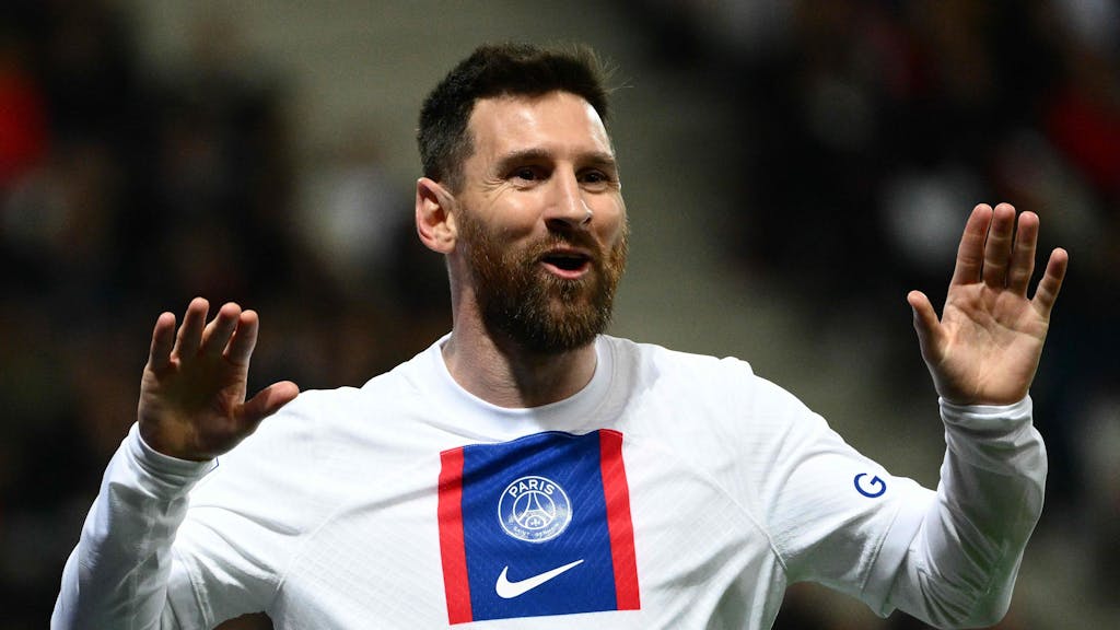 Lionel Messi von Paris Saint-Germain jubelt über sein Tor.