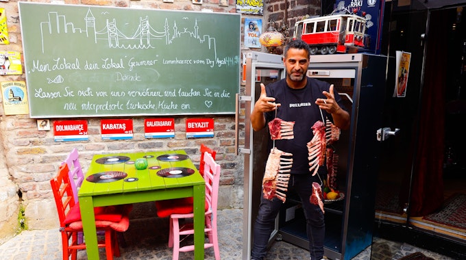 Serhat Çokgezen aus der Serie „Notruf Hafenkante“ in seinem Restaurant „Artistanbul“ in Köln-Zündorf.