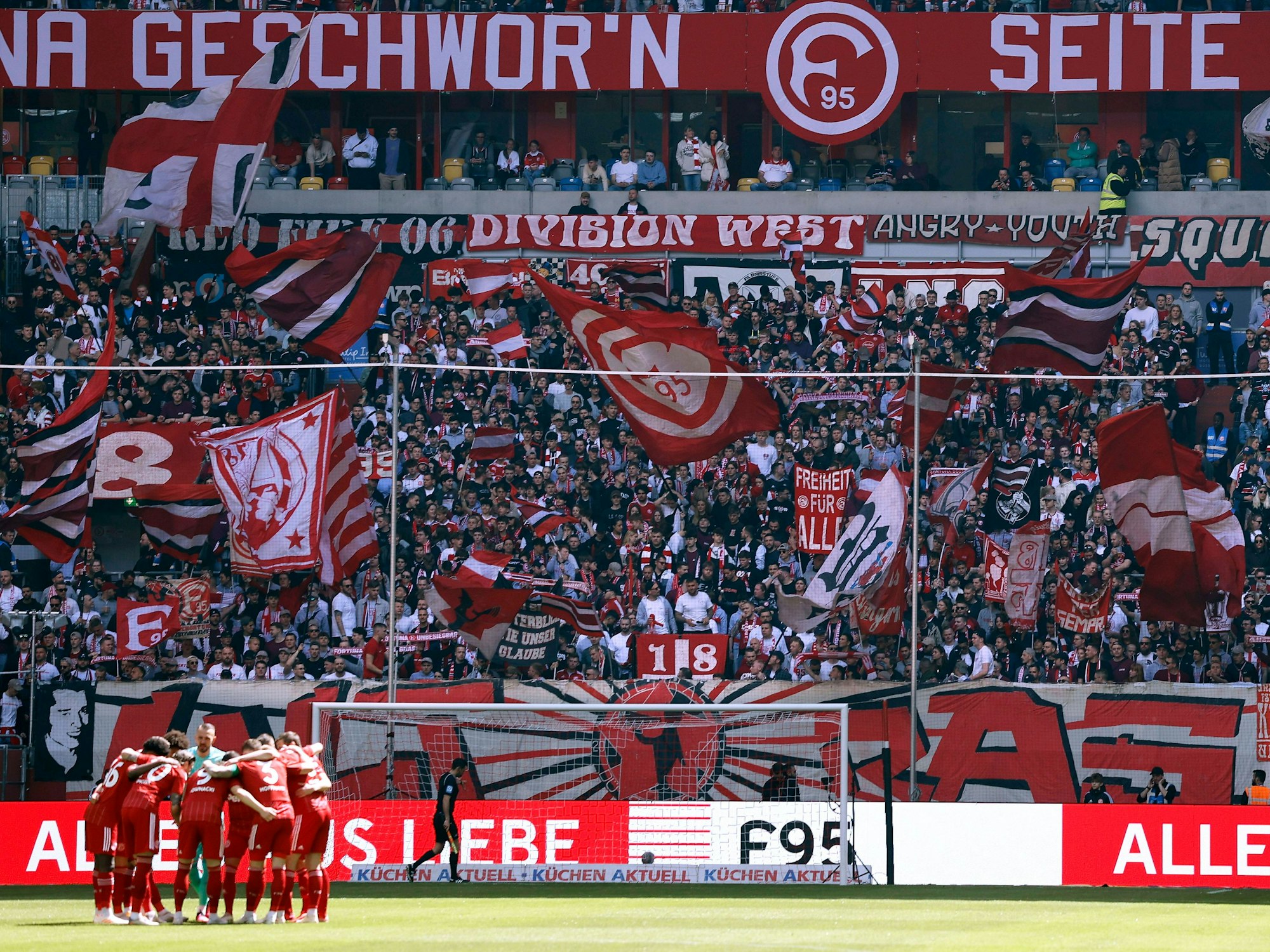 Fans von Fortuna Düsseldorf schwenken am 30. April 2023 beim Zweitliga-Spiel gegen den Karlsruher SC ihre Fahnen.