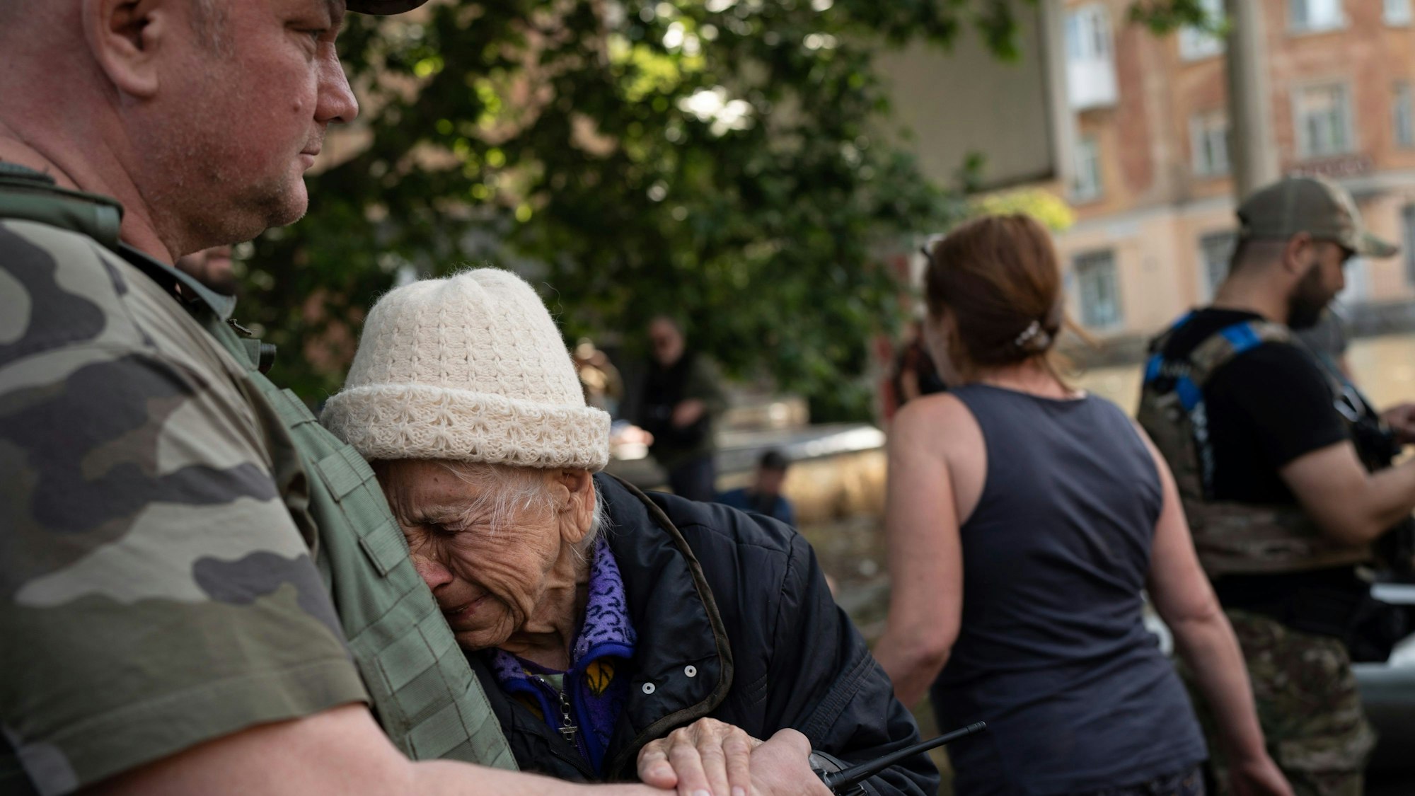 7. Juni 2023, Ukraine, Cherson: Eine Frau weint, als sie aus einem überfluteten Viertel evakuiert wird. Nach der Zerstörung des Kachowka-Staudamms in der Südukraine sind laut Angaben der russischen Besatzer im von ihnen kontrollierten Teil des Gebiets Cherson bis zu 40.000 Menschen von den schweren Überschwemmungen betroffen.